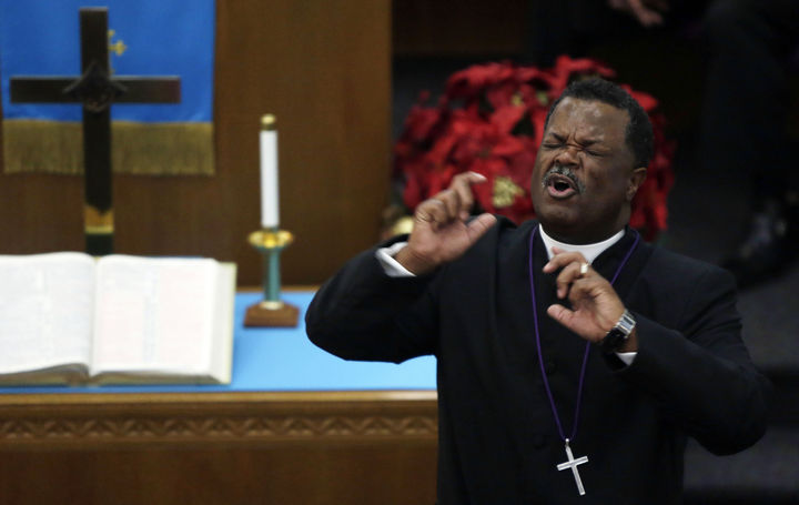 Protesta. Charles E. Blake, pastor de la Iglesia de Dios en Cristo, el grupo pentecostés negro más grande en Estados Unidos. (AP) 