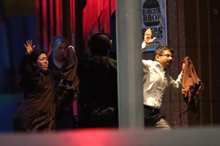 Liberación. En la imagen se observa a algunos rehenes al moemento de ser liberados por la policía. (AP)