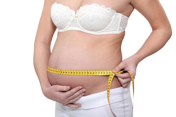 Entre las causas principales de la obesidad en el embarazo, es la ingesta excesiva de alimentos ricos en grasas, azúcar, así como una baja actividad física. (ARCHIVO)