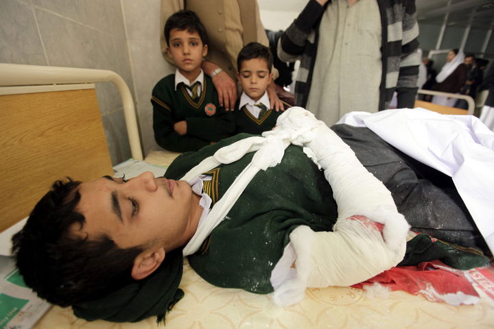 Terror. Al menos 148 muertos, la mayoría niños, fue el saldo de la irrupción de los talibanes en la escuela de Pakistán. (EFE)