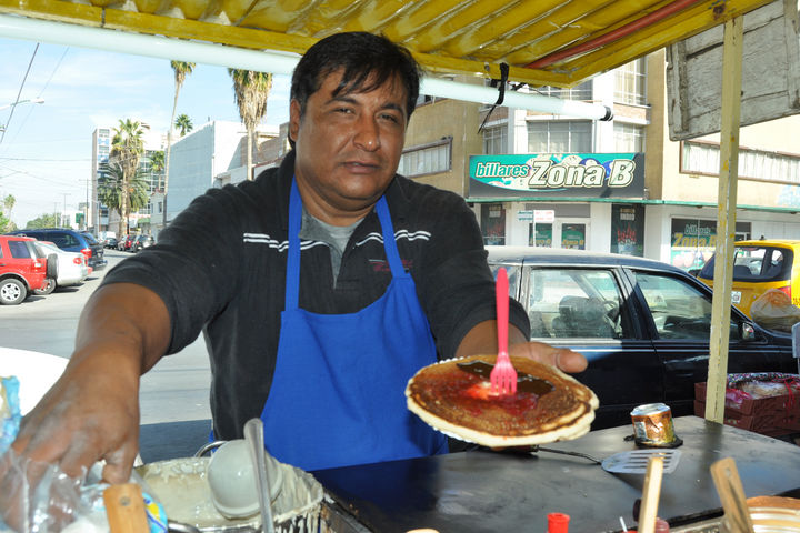 Delicia. Carlos Rafael Hernández se instala en el tradicional mercadito navideño para ofrecer su deliciosos hot cakes.