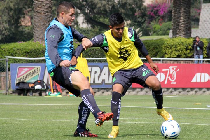 A pesar de no entrar en los planes del equipo, el defensa Rafael Figueroa viajó con el plantel para seguir entrenando mientras encuentra acomodo. (Fotografía del Club Santos Laguna)