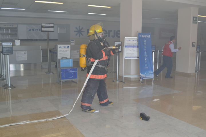 Alerta. Evacuan Aeropuerto de Torreón por estallido de 2 bombas; reportan 7 heridos y 1 muerto.