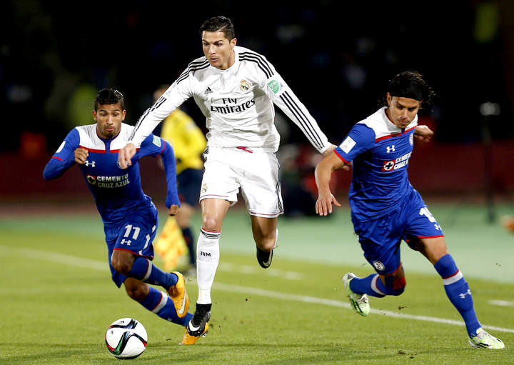 Aún en el campo de juego, Jesús Corona (i) e Íker Casillas intercambiaron el suéter de portero. (Fotografía de EFE)
