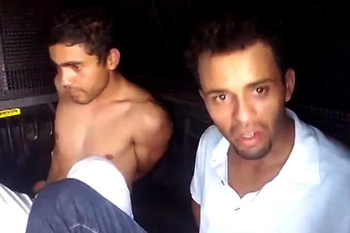 Los tres individuos se ven obligados a mandar buenos deseos a los agentes brasileños. (YouTube)