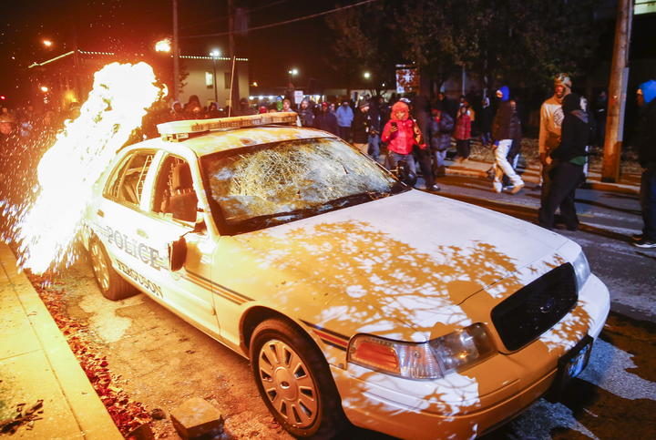 Las protestas, incluyendo algunas que se tornaron violentas, estallaron el 24 de noviembre. (ARCHIVO)