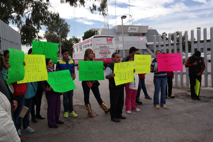 Manifestación. Afectados por decomisos de autos toman entrada del Edificio Coahuila por más de 3 horas.   
