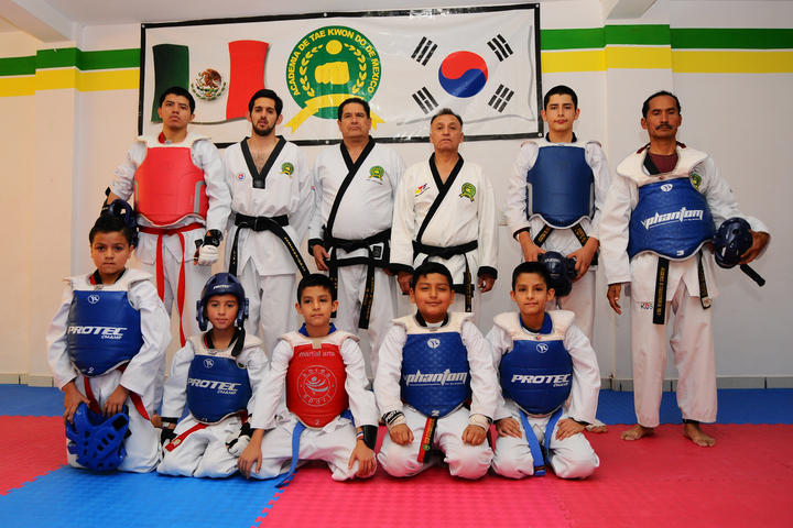 Los alumnos de la Academia de Tae Kwon Do de México obtuvieron sus certificados en este arte marcial. (Fotografía de Jesús Galindo López)
