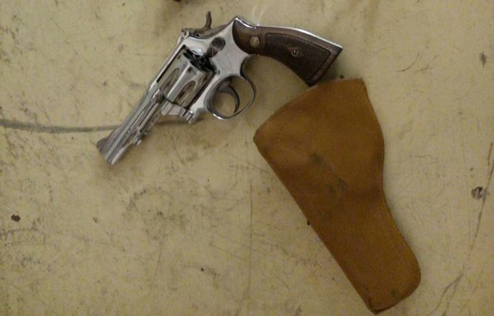Al detenido se le aseguró una arma de fuego tipo revolver calibre .38 especial, considerado de uso exclusivo de las Fuerzas Armadas. 