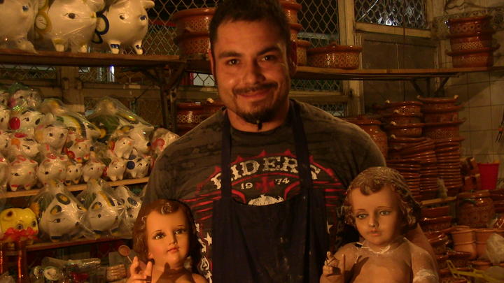 Iván se encuentra a diario en el Mercado Juárez de Torreón, local 128 y realizó la invitación a los laguneros para que acudan a él y reparen sus imágenes religiosas.  (SIGLO TV)