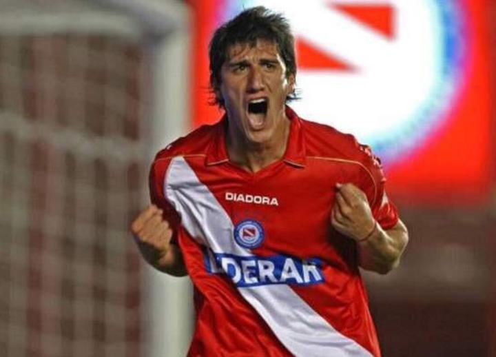 Peñalba, quien cuenta con 30 años de edad, es mediocampista de contención y proviene del equipo argentino Tigre. 
