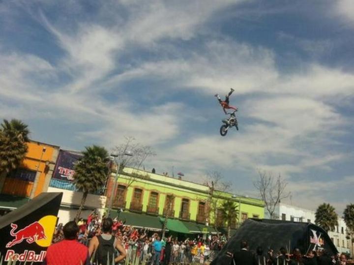 Plaza Garibadi fue el escenario para que motociclistas realizaran acrobacias, show organizado por la delegación Cuauhtémoc y una empresa. (Twitter)