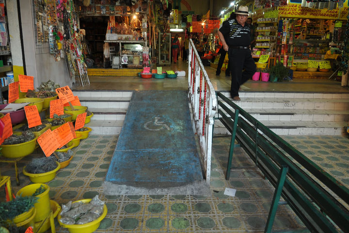 Peligrosa. En el Mercado Juárez de Torreón las rampas de acceso tienen una inclinación que no permite el paso seguro de personas en sillas de ruedas. 