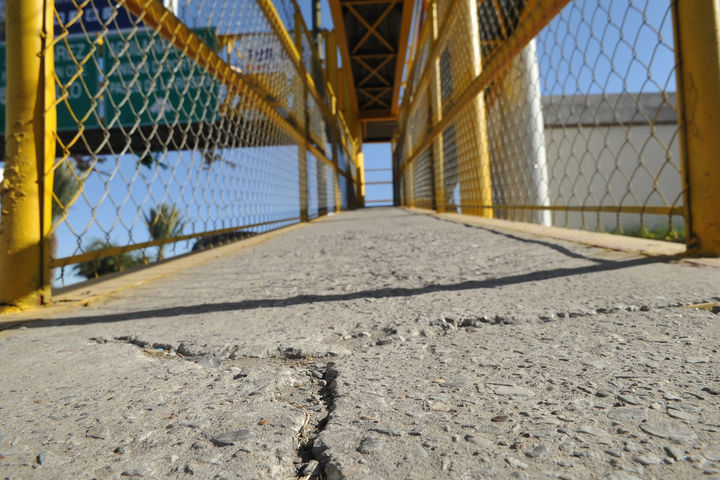 Malas condiciones. Muchos de los puentes peatonales tienen grietas,  baches y otras fallas en sus rampas de concreto. 