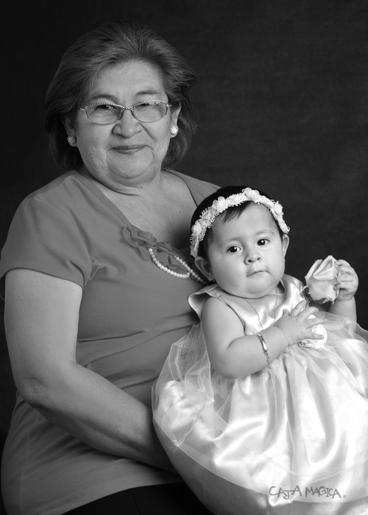 Sra. María de Jesús Trejo Rodríguez estuvo acompañando en esta grata celebración a su nieta, la pequeña Carolina Moreno Trejo.- Estudio Caja Magica