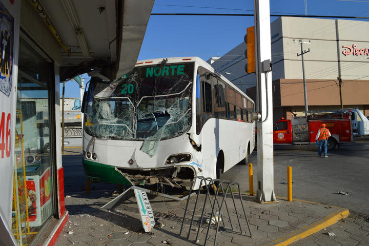 Un camión de la Ruta Norte acabo estrellandose en un negocio de autoservicio. (El Siglo de Torreón)