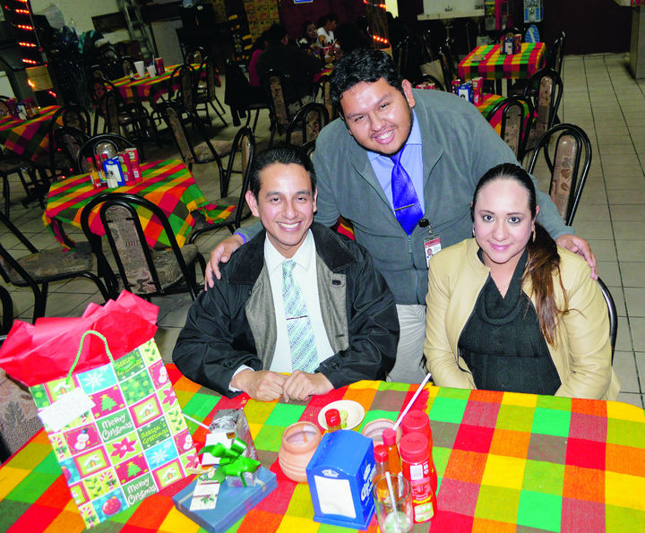  Con intercambio de regalos, aperitivos y buenos deseos, terminaron labores en este 2014: Lic. Héctor de la Cruz, Lic. Lorena Llanas y Lic. Luis Fer.
