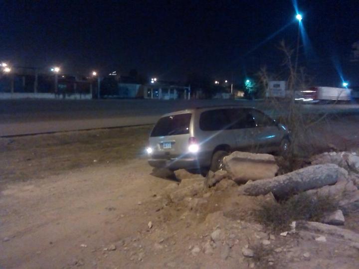 Paramédicos de Cruz Roja acudieron hasta dicho lugar pero ya no encontraron al conductor quién se dio a la huida. (El Siglo de Torreón)