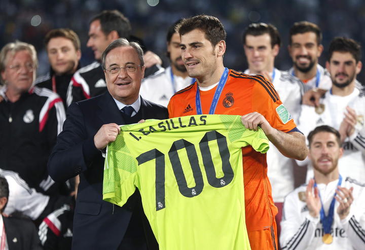 El capitán del Real Madrid, Íker Casillas, posa con el presidente Florentino Pérez y una playera que conmemora sus 700 partidos con el equipo blanco.