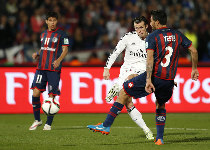 El jugador galés del Real Madrid, Gareth Bale (i), chuta para marcar el segundo gol ante San Lorenzo, durante la final del Mundial de Clubes. (EFE)