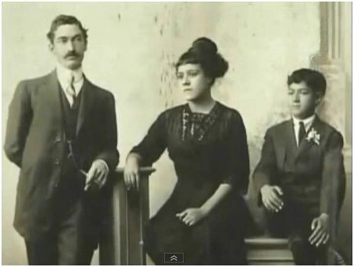 El gallego Andrés Novo Blanco, Amelia López de Novo y su hijo Salvador, en un estudio fotográfico en Torreón, en 1914.  (Archivo López Antuñano) 

