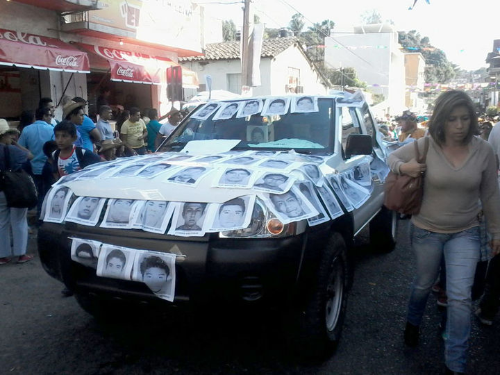 Unidos. Estudiantes de la Escuela Normal 'Rafael Ramírez', de Chilpancingo encabezaron la manifestación.