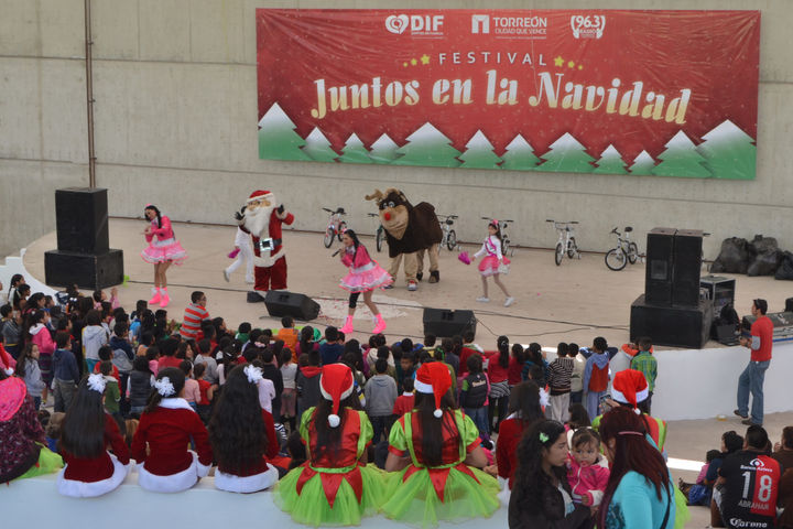 Celebración. Ayer acudieron familias enteras a disfrutar del evento Juntos por la Navidad que ofreció shows infantiles. 