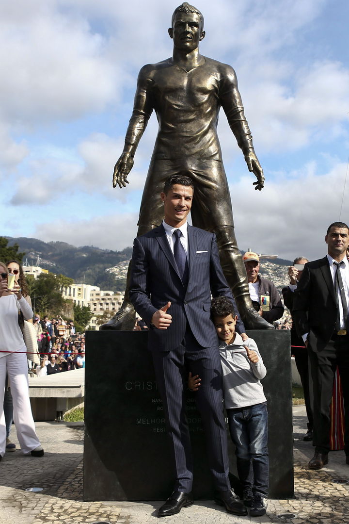 El delantero develó la estatua junto a su hijo en Islas Madeiras. (EFE)