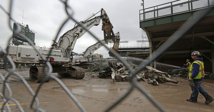 Los aficionados de los Cachorros de Chicago, de las Grandes Ligas, ven cómo se remodela el estadio del equipo, el Wrigley Field. (Fotografías de AP)