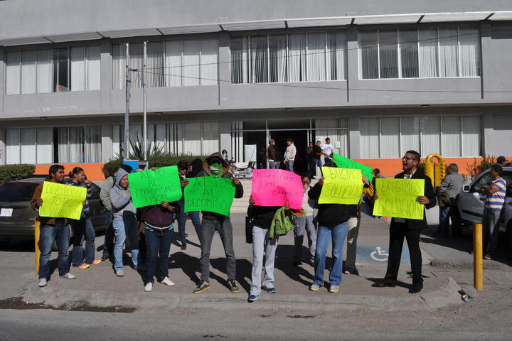 Los manifestantes exigen a la Administración Fiscal General la devolución de 75 vehículos que les fueron decomisados en las últimas semanas. (El Siglo de Torreón)