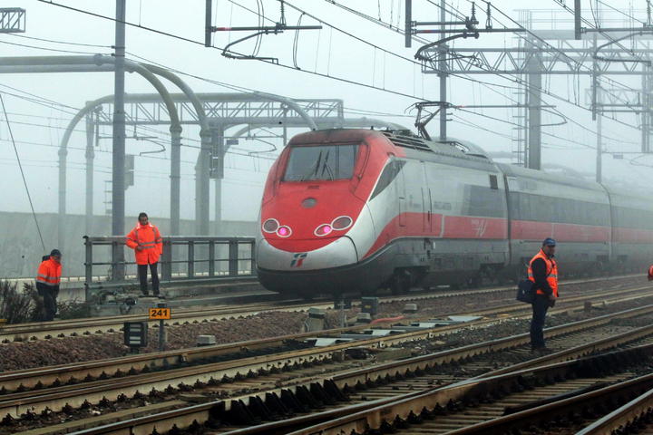 Desconocidos incendiaron instalaciones del sistema de trenes en una estación de la norteña ciudad de Bolonia. (EFE)