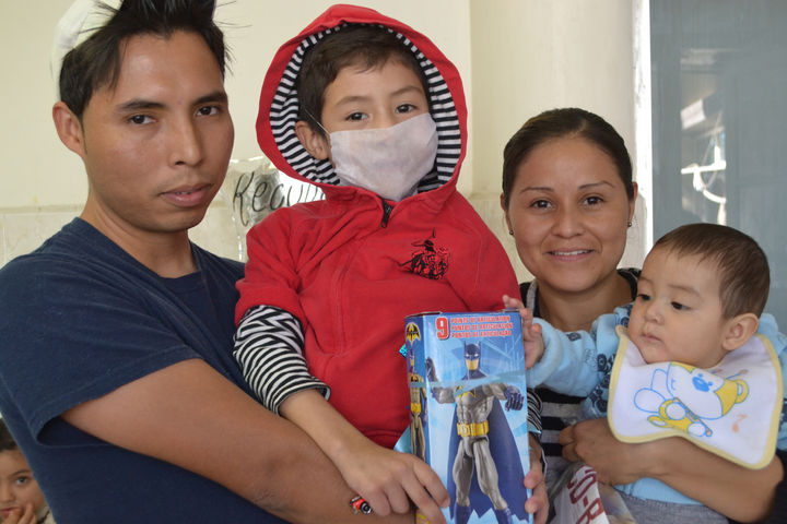 Felices. Miguel Ángel Romero, de 7 años, sobrevivió a un extraño virus que le causó cuatro paros y un derrame cerebral. Ayer el niño fue dado de alta y junto con su familia abandonó el hospital.