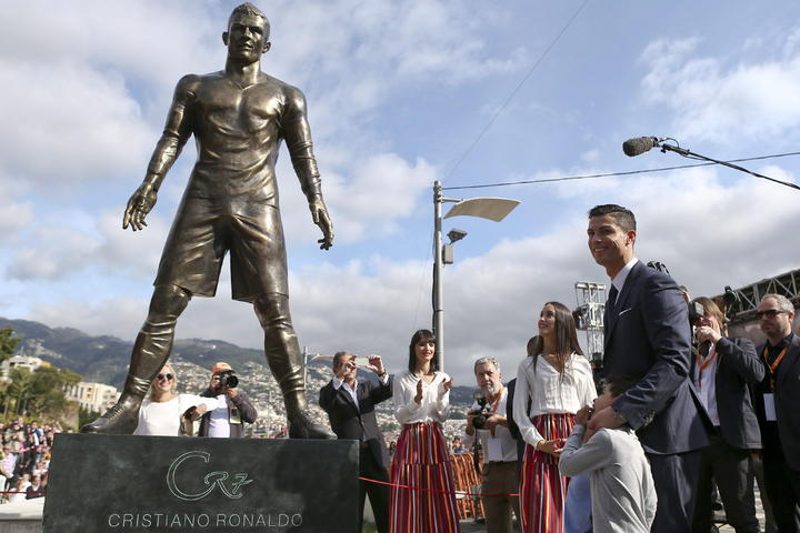 Elaborada con 800 kilos de bronce y de 3.40 metros de altura, la estatua es obra del artista madeirense Ricardo Velosa, quien aseguró haberse inspirado en la posición de Ronaldo antes de tirar las faltas para diseñarla. (EFE) 

