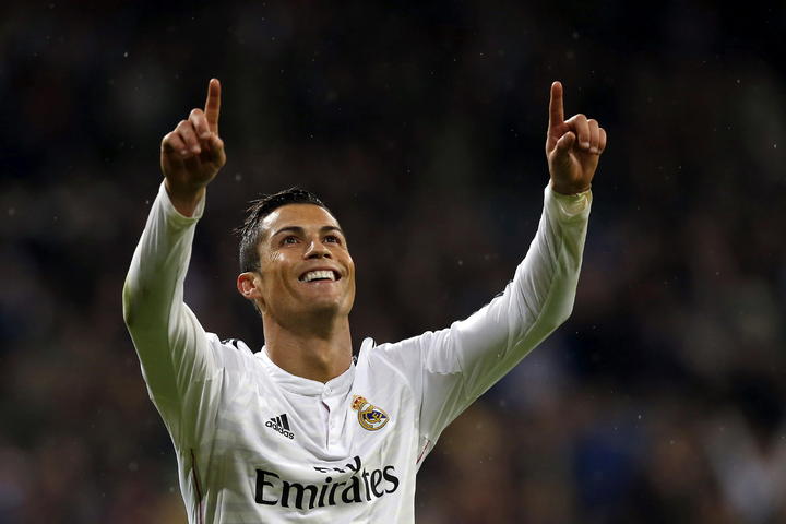 Cristiano Ronaldo fue nombrado hoy por el diario británico 'The Guardian' como mejor jugador de 2014 por delante del argentino del Barcelona Leo Messi, que fue segundo. (ARCHIVO)