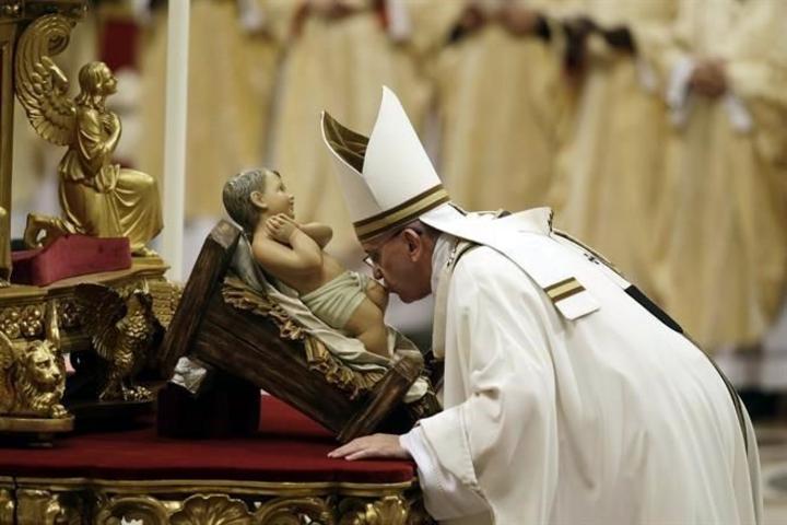 'óCuánta necesidad de ternura tiene el mundo de hoy!', clamó el Papa Francisco durante el sermón de la Misa de Nochebuena. (AP)