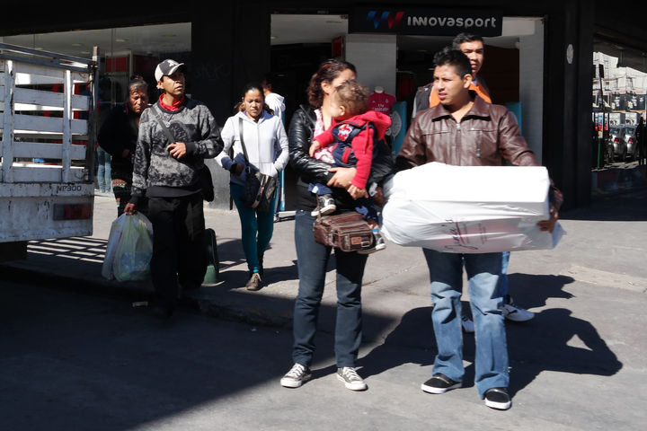 Noche Buena. Los laguneros abarrotaron el Centro de Torreón y los centros comerciales para comprar los últimos regalos.
