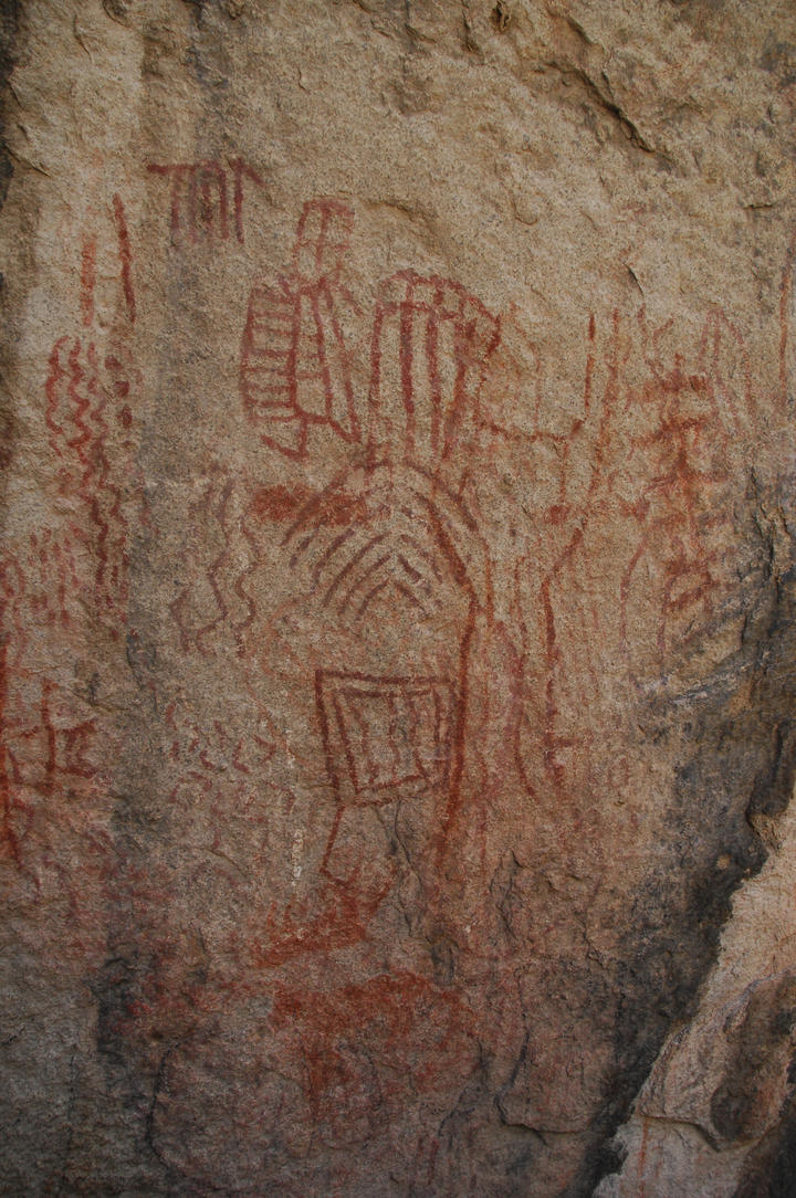 Se han descubierto también coloridas pinturas rupestres.

