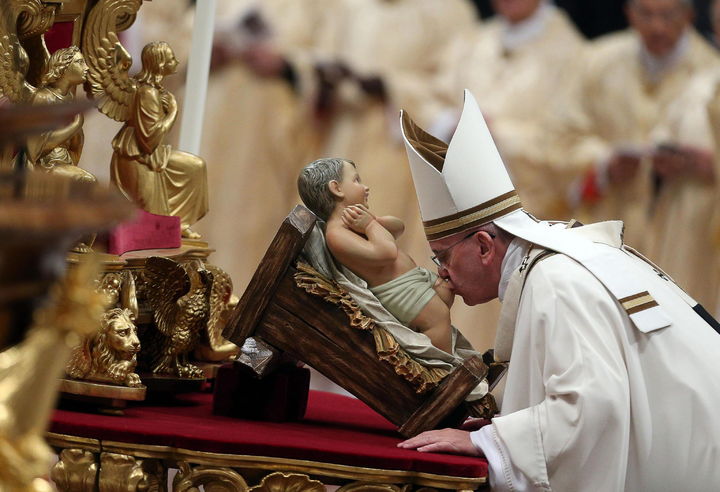 Tradición.  El papa en la misa de Gallo en la Basílica de San Pedro en la Ciudad del Vaticano.
