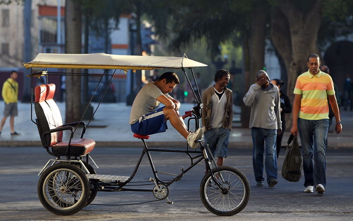 Leyes. Cubanos temen que con las nuevas relaciones se den ajustes en el tema migratorio. (AP)