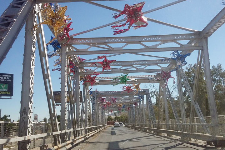 Imagen. Las piñatas de Un respiro por Torreón llegaron hasta el Puente Plateado que une a Torreón con Gómez Palacio.