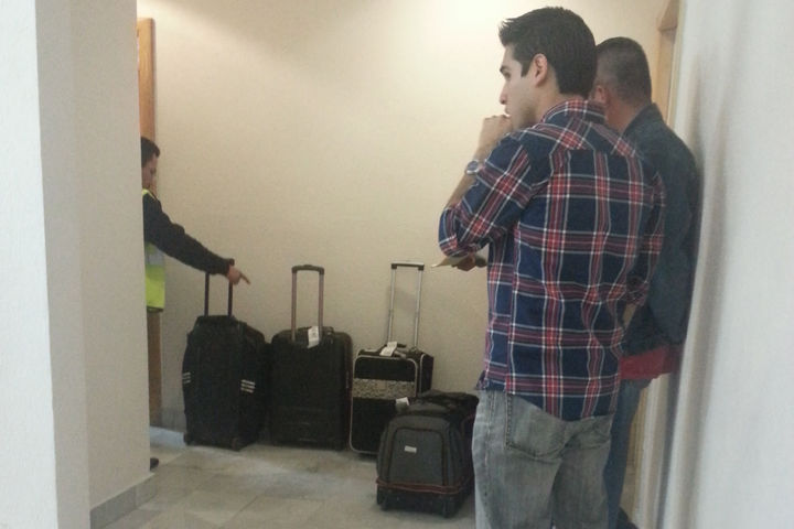 Pendientes. Un empleado de American Airlines muestra a los usuarios las cinco maletas que llegaron, pero no eran las suyas.