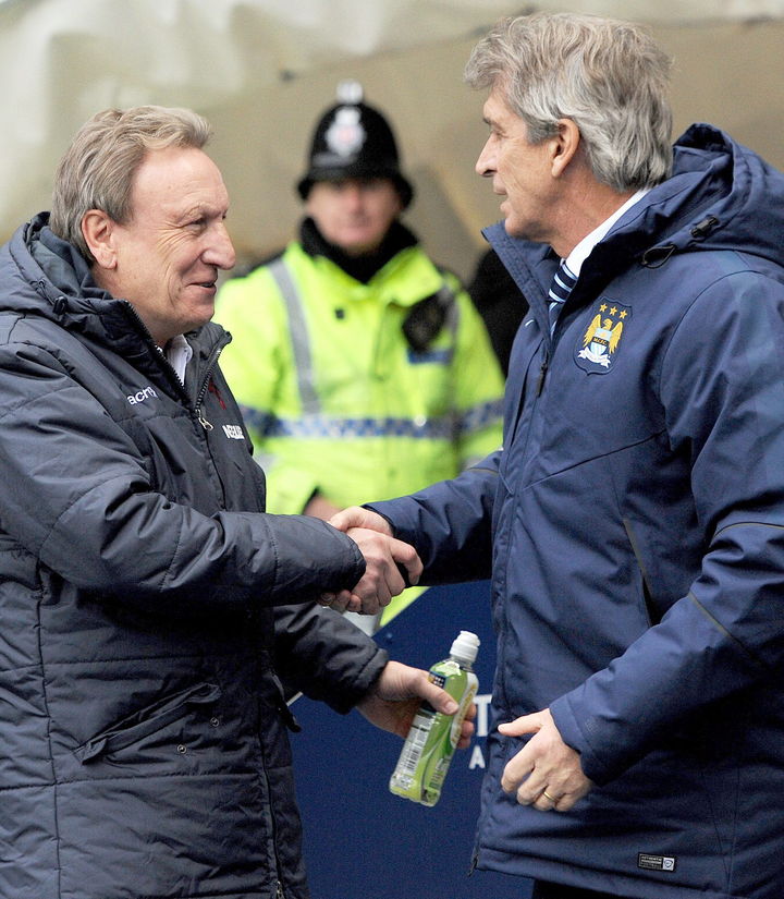 Neil Warnock (izquierda) fue destituido del club Crystal Palace de la Liga Premier de Inglaterra. (EFE)