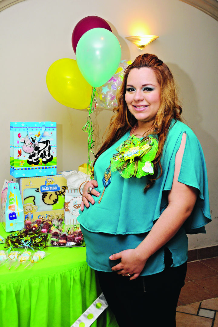   Brianda Chávez Proa en el festejo prenatal que le organizaron Marcela Proa y Blanca Cháirez.
