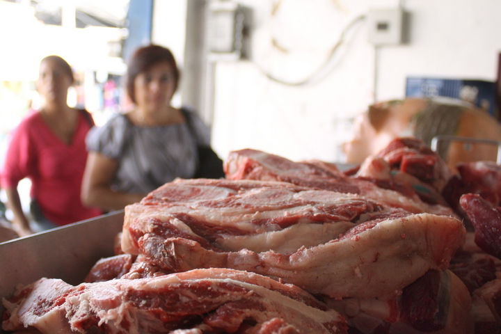Carne. El precio de la carne de res al consumidor suele estar muy por encima de su costo normal.
