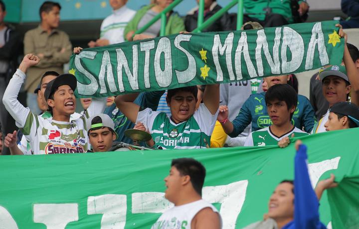 Las porras también se hicieron presentes en el Estadio Corona. Santos