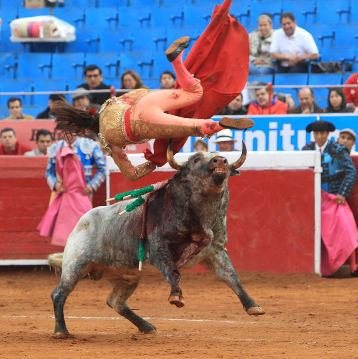 La torera mexicana Karla de los Ángeles ante su primer toro. Corrida de toros con accidentes