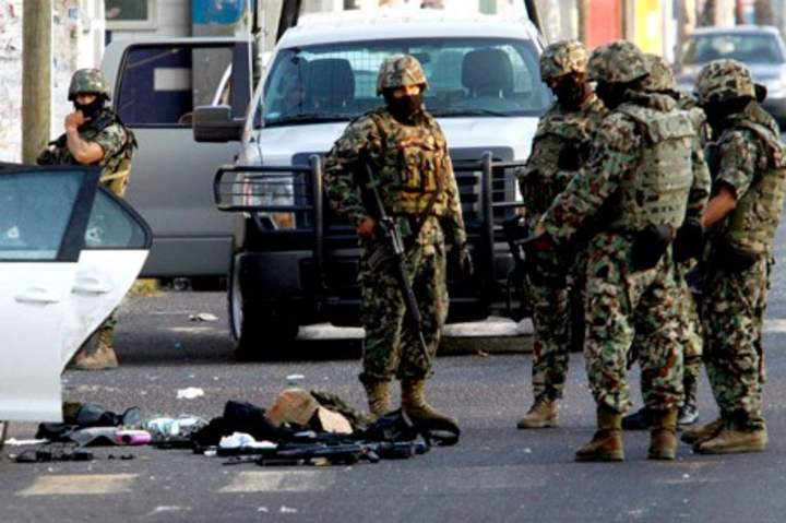 Elementos de la Secretaría de Seguridad Pública de Veracruz aseguraron a los presuntos criminales cuatro vehículos y diversas armas largas.