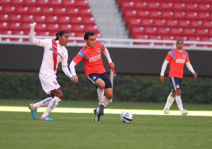 El Guadalajara de José Manuel de la Torre despidió el año con una derrota en duelo amistoso frente a Monarcas Morelia, en el Estadio Omnilife, por la mínima diferencia. (Twitter)