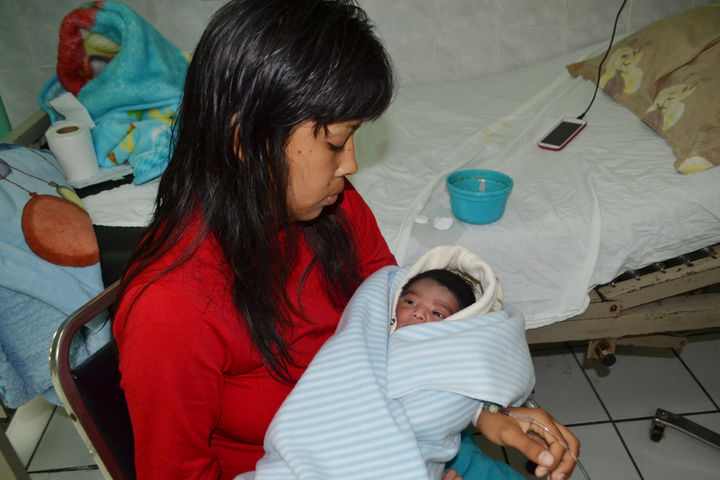 Regalo. Viridiana Armendáriz carga en sus brazos a su pequeño hijo Jordan Alexis, el primer bebé que vio la luz el primer día de 2015 en Torreón.