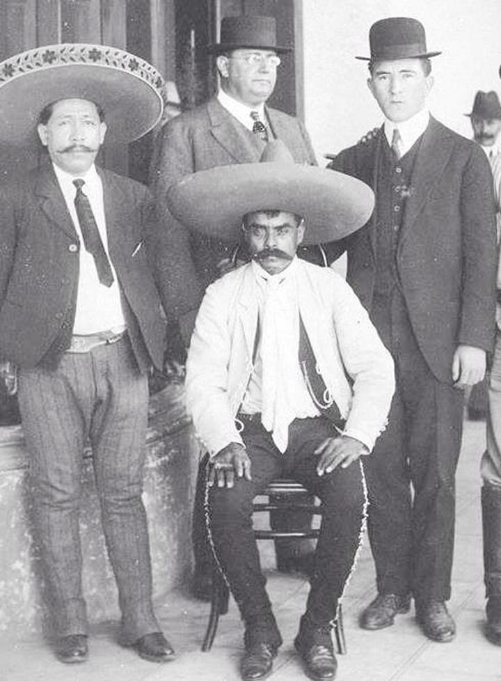 
Emiliano Zapata y el Cónsul Americano en Torreón (al centro y atrás), George C. Carothers. (Archivo General de la Nación).
